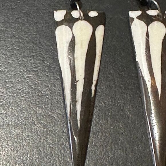 NWOT African Bone Dangling Triangle Earrings - Picture 4 of 5